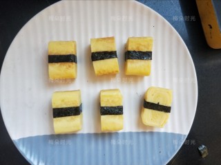 11、日式玉子烧,每块都在中腰位置绑上海苔条。如果感觉黏不住。可以点上点沙拉酱