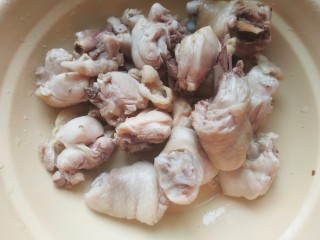 6、鸡腿炖香菇,大火烧开两分钟,去血水,洗净控干水分待用