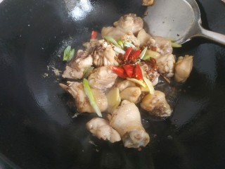 8、鸡腿炖香菇,鸡块至焦黄,放入葱姜干红辣椒,花椒,八角,翻炒出香味