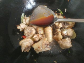 9、鸡腿炖香菇,放入生抽翻炒