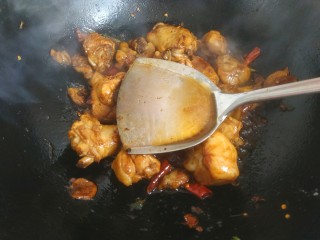 12、鸡腿炖香菇,放入料酒翻炒