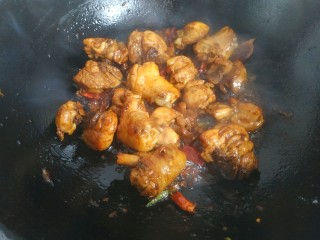 13、鸡腿炖香菇,翻炒两三分钟上色