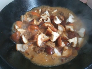 16、鸡腿炖香菇,放入香菇烧开