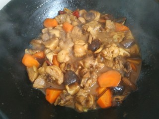 17、鸡腿炖香菇,大火烧开几分钟,汤汁浓稠,关火出锅
