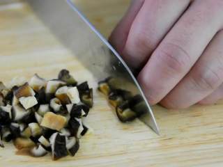 1、是什么样的炒饭，不仅好看，还能让人开胃呢——咖喱炒饭,将香菇提前泡发，切丁备用。