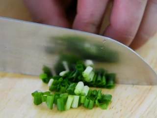 2、是什么样的炒饭，不仅好看，还能让人开胃呢——咖喱炒饭,香葱切成末备用。