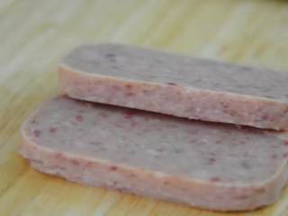 3、是什么样的炒饭，不仅好看，还能让人开胃呢——咖喱炒饭,午餐肉切厚片，大约1厘米左右。