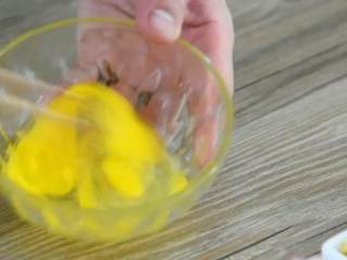 4、是什么样的炒饭，不仅好看，还能让人开胃呢——咖喱炒饭,鸡蛋打散。