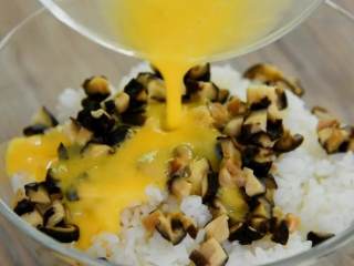 5、是什么样的炒饭，不仅好看，还能让人开胃呢——咖喱炒饭,香菇丁、蛋液与米饭拌匀，确保每一粒米饭都被蛋液裹住，这样炒出来的炒饭才粒粒分明