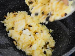 6、是什么样的炒饭，不仅好看，还能让人开胃呢——咖喱炒饭,油烧至五成热，倒入混合好的米饭，快速翻炒。