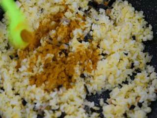 7、是什么样的炒饭，不仅好看，还能让人开胃呢——咖喱炒饭,撒入咖喱粉，炒匀。