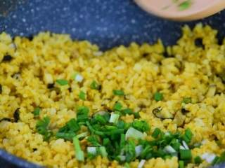 8、是什么样的炒饭，不仅好看，还能让人开胃呢——咖喱炒饭,再放入糖、盐、葱花炒匀即可。