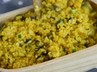 9、是什么样的炒饭，不仅好看，还能让人开胃呢——咖喱炒饭,炒匀出锅啦，盛入饭盒备用。