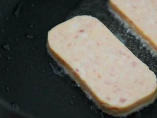 10、是什么样的炒饭，不仅好看，还能让人开胃呢——咖喱炒饭,锅里倒入油加热，约五成热时下午餐肉，慢火煎。