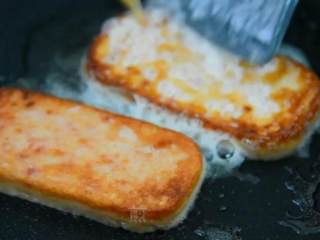 11、是什么样的炒饭，不仅好看，还能让人开胃呢——咖喱炒饭,煎至两面金黄。