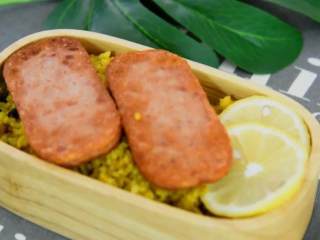 12、是什么样的炒饭，不仅好看，还能让人开胃呢——咖喱炒饭,把煎好的午餐肉铺在炒饭上面，完工！