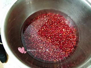 1、细腻不甜、可以做月饼馅的红豆沙,红豆洗净加清水冰箱冷藏泡一夜