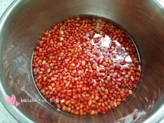 2、细腻不甜、可以做月饼馅的红豆沙,泡好的豆子体积变大、水不用倒掉