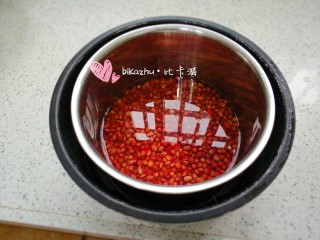 3、细腻不甜、可以做月饼馅的红豆沙,连盆带水一起放高压锅隔水焖煮30分钟左右