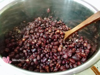 4、细腻不甜、可以做月饼馅的红豆沙,焖煮好的豆子变软烂