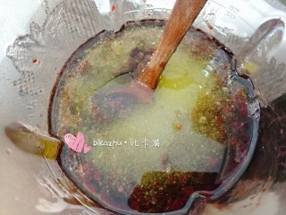 5、细腻不甜、可以做月饼馅的红豆沙,趁热加入砂糖、玉米油