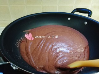 7、细腻不甜、可以做月饼馅的红豆沙,倒入不粘炒锅