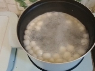 2、水果汤圆,开水下锅,煮至飘起。