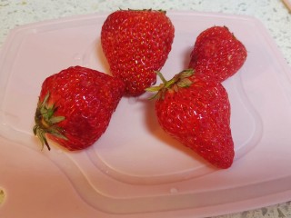 4、水果汤圆,草莓洗净