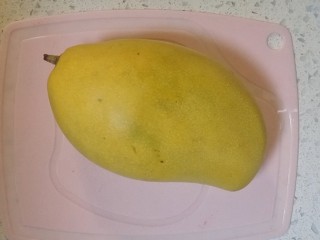 9、水果汤圆,准备一个芒果,一分为二