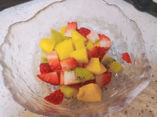 11、水果汤圆,加入草莓和猕猴桃的约会。