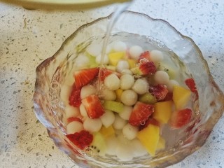 13、水果汤圆,倒进事先准备好的糖水。