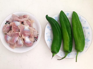 1、辣炒鸡胗,准备食材：鸡胗和辣妹子