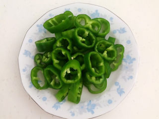 2、辣炒鸡胗,把辣妹子切成小段，把辣椒去除