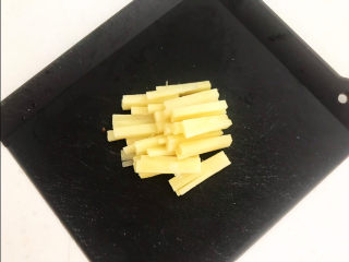 3、辣炒鸡胗,鲜姜切成丝