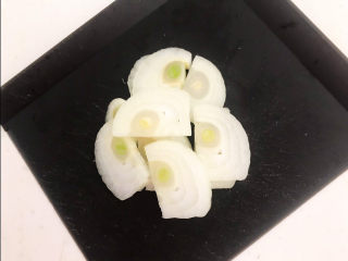 4、辣炒鸡胗,圆葱切成丝