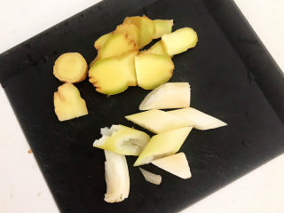 5、辣炒鸡胗,把鲜姜切成小片，圆葱切成段，焯水用