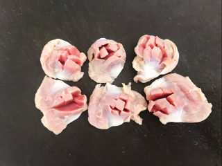 6、辣炒鸡胗,鸡胗切成花刀