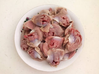 7、辣炒鸡胗,所有鸡胗都处理好