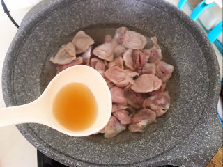 8、辣炒鸡胗,鸡胗冷水下锅，加入料酒