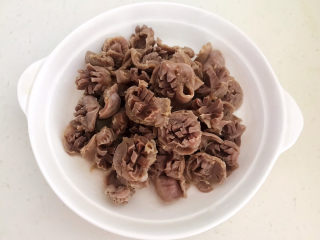 10、辣炒鸡胗,把焯好的鸡胗捞出来