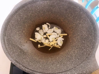 11、辣炒鸡胗,炒锅烧热后加入菜籽油，油烧热后加入葱姜丝，炒出香味