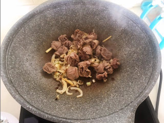 12、辣炒鸡胗,加入焯好的鸡胗，翻炒均匀