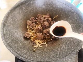 13、辣炒鸡胗,加入生抽，翻炒均匀