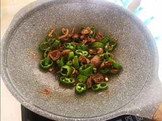 14、辣炒鸡胗,加入辣妹子，翻炒均匀