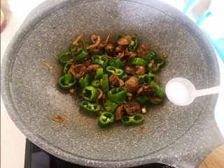 15、辣炒鸡胗,加入精盐