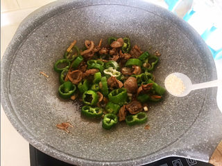 16、辣炒鸡胗,加入鸡精