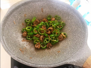 17、辣炒鸡胗,翻炒均匀即可，辣炒鸡胗做好了~