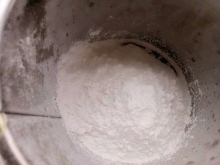 1、冰皮月饼,糯米粉和木薯粉混合备用。