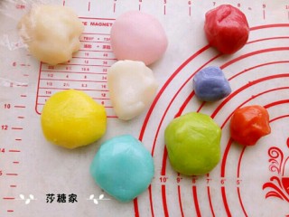6、冰皮月饼,把冰皮分成你需要的份，然后加上你喜欢的颜色。你可以用色素、色粉，也可以用抹茶粉，南瓜粉，紫薯粉等天然色素。