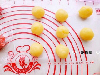 7、冰皮月饼,奶黄馅18克/个，分成9份